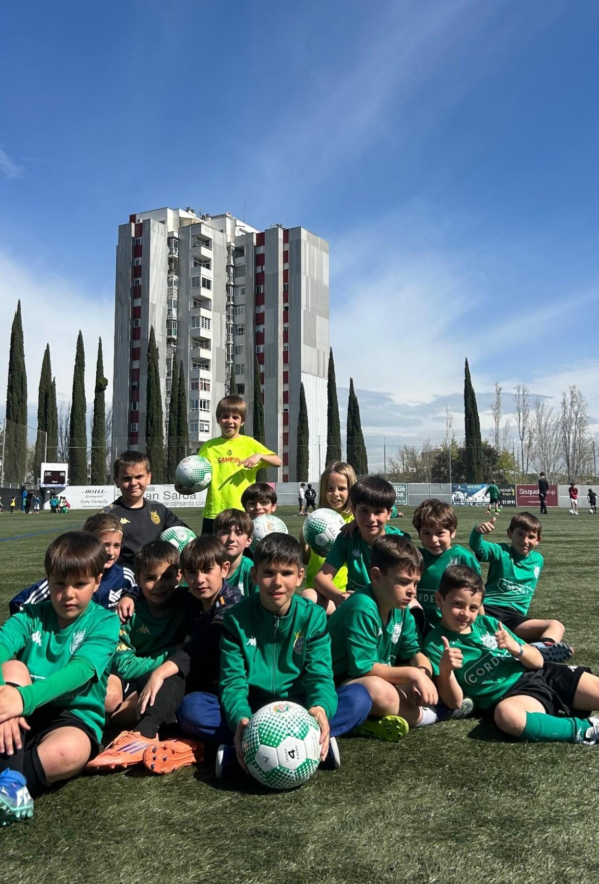 Niños de la academia compartiendo una jornada de fútbol